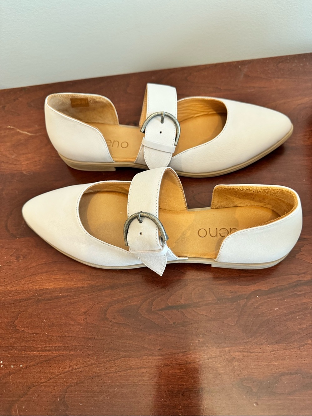 White leather flat shoes. - Picture 3 of 4